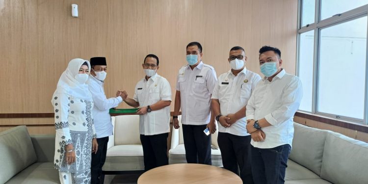 Kepala Biro Pemerintahan Setda Provsu, H Afifi Lubis SH menyerahkan surat keputusan sebagai Pelaksana Tugas Wali Kota Tanjungbalai kepada H Waris Tholib di Kantor Gubsu, Medan.