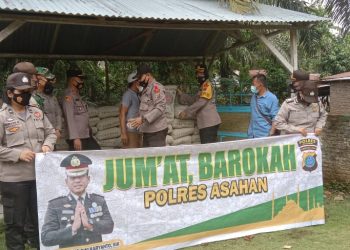 Wakapolres Asahan Berikan Batuan Semen untuk Pembangunan Masjid AL-ATTIHAAD