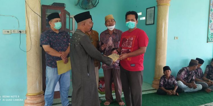 Pihak Panti Asuhan Al Arif saat menerima bantuan dari PT LTS.