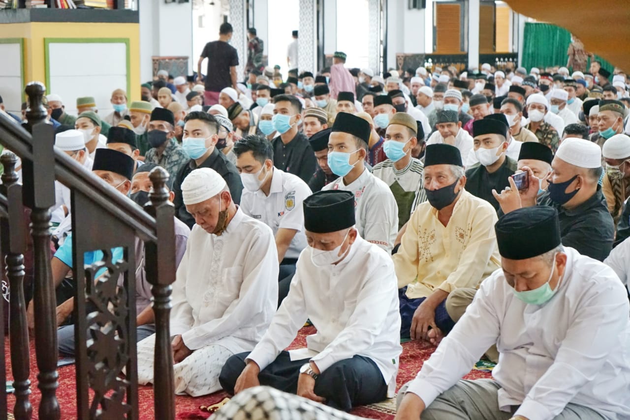 Solat Idul Fitri 1442 H di Masjid Agung, Bupati Asahan dan Keluarga Ikuti Prokes Covid 19