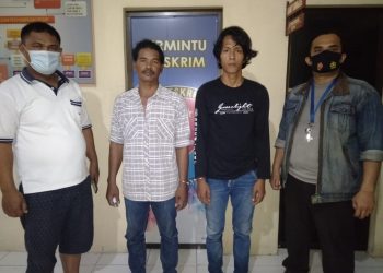 (Ignatius Siagian/taslabnews) Kedua orang buruh nelayan saat diamankan di Polsek Teluk Nibung Polres Tanjungbalai