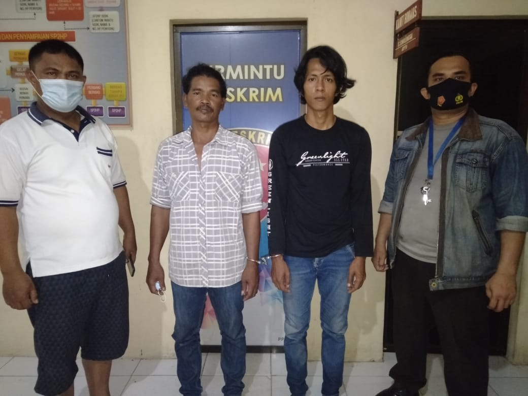 (Ignatius Siagian/taslabnews) Kedua orang buruh nelayan saat diamankan di Polsek Teluk Nibung Polres Tanjungbalai