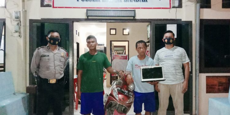 (Ignatius Siagian/taslabnews) Kedua tersangka saat diamankan di Polsek Datuk Bandar, Polres Tanjungbalai