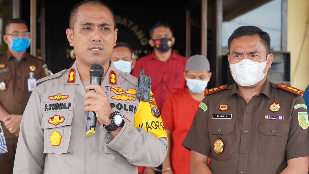 Kapolres Tanjungbalai AKBP Putu Yudha Prawira saat memberikan keterangan pers kasus pembunuhan dan penganiayaan..