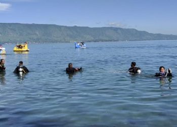 Pencarian seorang pemuda bernama Doni yang tenggelam di Danau Toba, tepatnya di depan Pesanggrahan Bung Karno Parapat, Kelurahan Tigaraja, Kecamatan Girsang Siapangan Bolon, Kabupaten Simalungun.