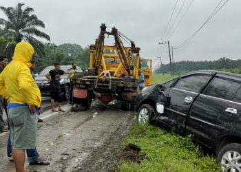 Diduga Jalanan Licin, Avanza Senggol Truk di Jalinsum Asahan