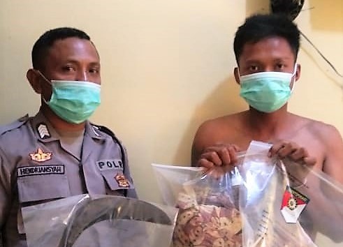 Tersangka Armansyah Sembiring alias Mansyah (kanan) saat diamankan Personil di Polsek Pagar Merbau Polrestabes Deli Serdang.