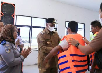 Pj Bupati Labuhanbatu Serahkan Bantuan Alat Keamanan Transportasi