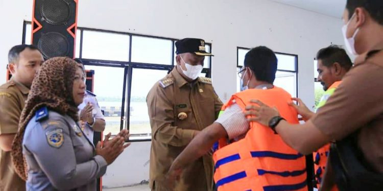 Pj Bupati Labuhanbatu, Mulyadi Simatupang saat menyerahkan bantuan kepada masyarakat.