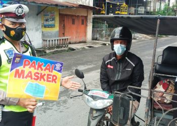 Tempelin Stiker, Sosialisasi ‘Ayo Pakai Masker’ ala Sat Lantas Polres Tanjungbalai