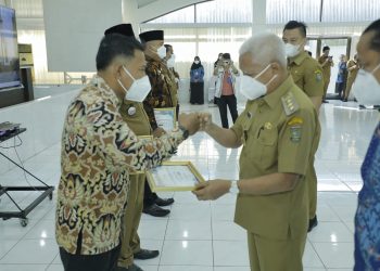 Bupati Asahan Serahkan Sertifikat Desa Bersinar ke Empat Desa