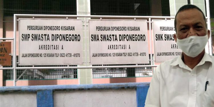 YP Diponegoro Kota Kisaran. Drs Azwar Ar SH MM (foto inset)
teks/foto: edi surya