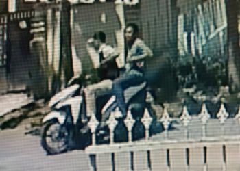 Dua Pria Ini Diduga Curi Tas Sekretaris Kelurahan Mekar Baru