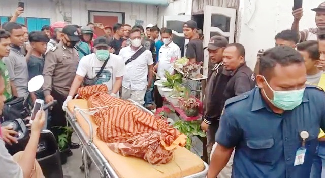 Jasad Sugiardi dibawa ke RSUD HAMS Kisaran.
