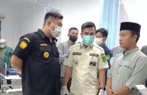 Bupati Labuhanbatu Utara, Hendriyanto Sitorus dan Wakil Bupati, Samsul Tanjung berada di RSUD Aek Kanopan untuk memastikan pelayanan dan pengurusan jenazah almarhum Ketua MUI Labura.
foto/teks: richard silaban