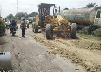 Kerjasama dengan BUMN dan Pengusaha Lokal, Camat Aek Songsongan Perbaiki Jalan Provinsi Asahan – Tobasa