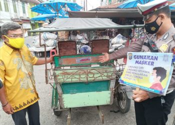 Nempelin Stiker, Sosialisasi Penggunaan Masker ala Sat Lantas Polres Tanjungbalai