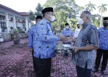 Wakil Bupati Asahan Serahkan Penali Kasih pada ASN yang Pensiun
