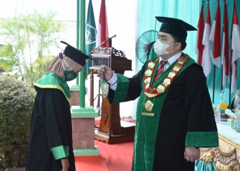 (Budi/taslabnews) Rektor Univa Labuhanbatu Basyarul Ulya, SH MM (kanan).