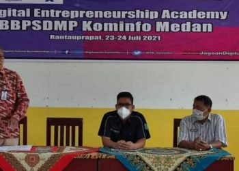 (Budi/taslabnews( Plt Kadis Kominfo Labuhanbatu Rajid Yuliawan S Kom (tengah).