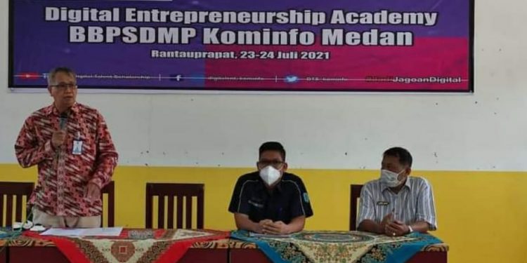 (Budi/taslabnews( Plt Kadis Kominfo Labuhanbatu Rajid Yuliawan S Kom (tengah).