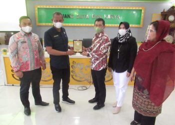 (Budi/taslabnews)  Asisten I Pemkab Labuhanbatu Sarimpunan Ritonga M.Pd (dua kiri).