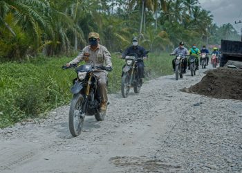 Tinjau Jalan Karya Bakti TNI AD di Kecamatan Sei Kepayang, Bupati Asahan Naik Sepedamotor