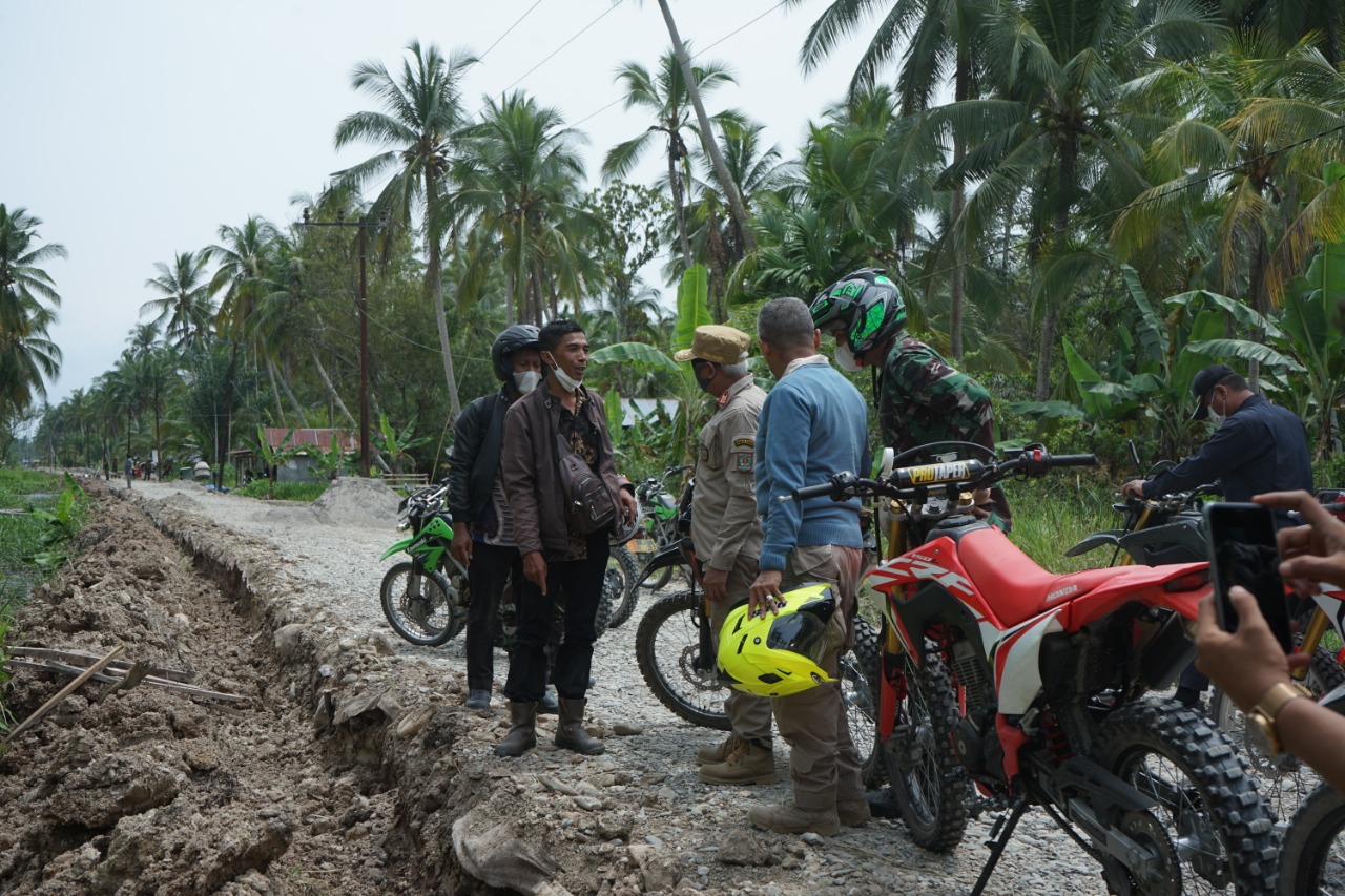 Tinjau Jalan Karya Bakti TNI AD di Kecamatan Sei Kepayang, Bupati Asahan Naik Sepedamotor