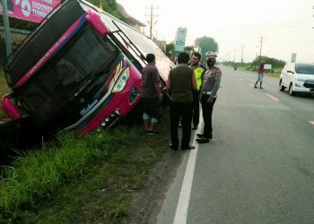 Hendak Dahului Mobar, Bus PT Makmur Terperosok ke Dalam Parit