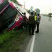 Hendak Dahului Mobar, Bus PT Makmur Terperosok ke Dalam Parit
