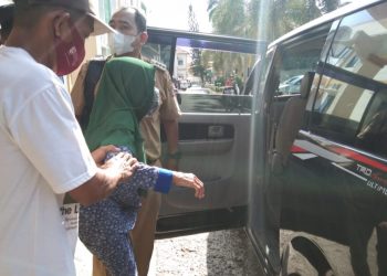 Jalani Pengobatan, Nek Muriatik Berangkat ke Medan Didampingi Keluarga