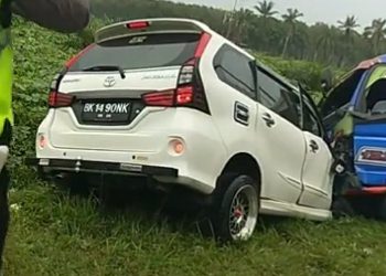 Elakkan Pohon Tumbang di Jalan, Minibus Tabrak Avanza