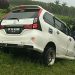 Elakkan Pohon Tumbang di Jalan, Minibus Tabrak Avanza