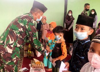 Tanggap Atasi Kesulitan Warga di Masa Pandemi Covid-19, Yonif 126/KC Bagikan Sembako