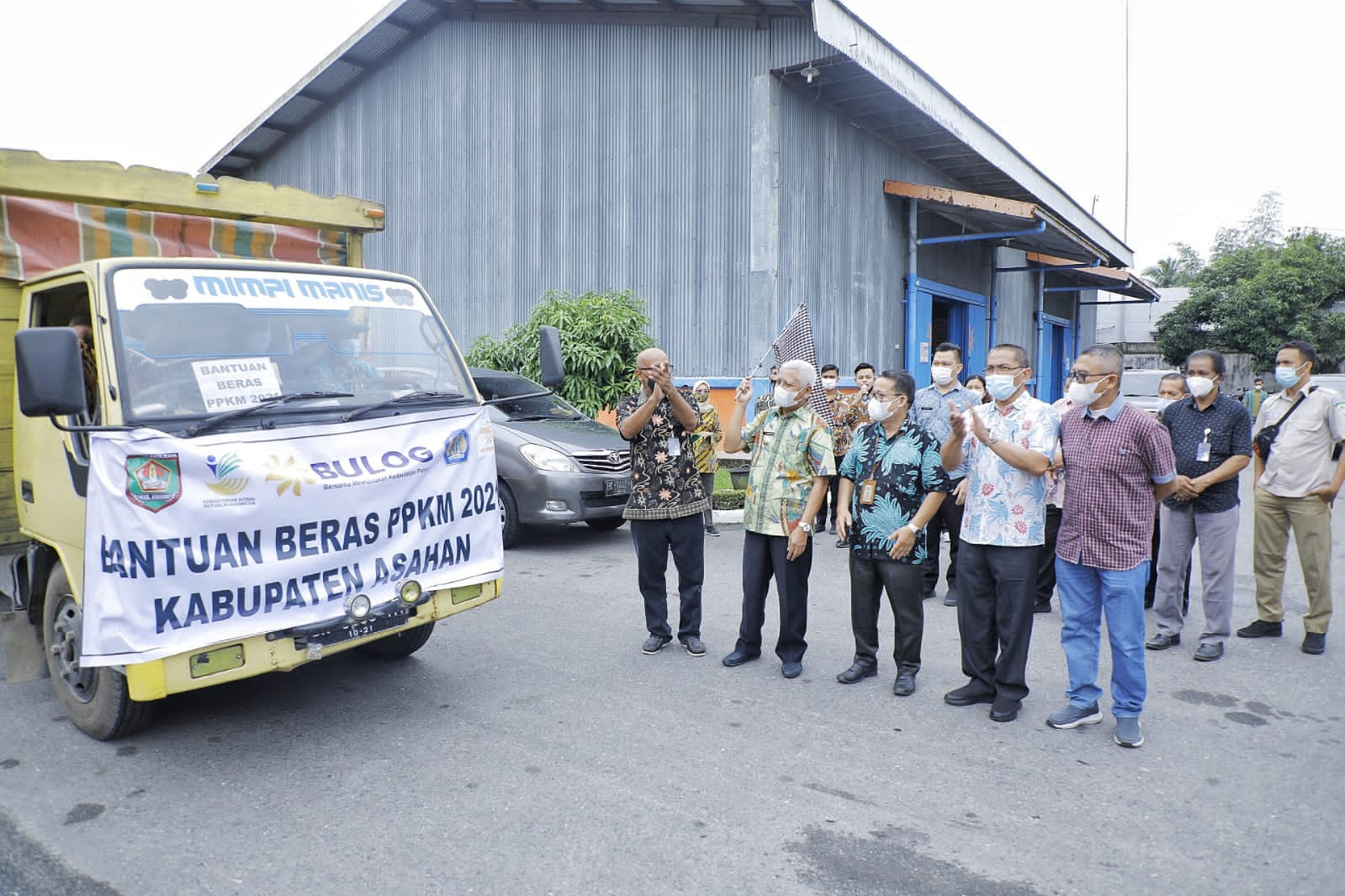 Serahkan Bantuan PPKM 2021, Bupati Asahan: Mudah-mudahan Bisa Meringankan Beban Mastarakat