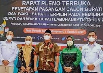 Ketua KPU Labuhanbatu Wahyudi (kiri) berfoto bersama Paslon Bupati dan wakil bupati Labuhanbatu terpilih