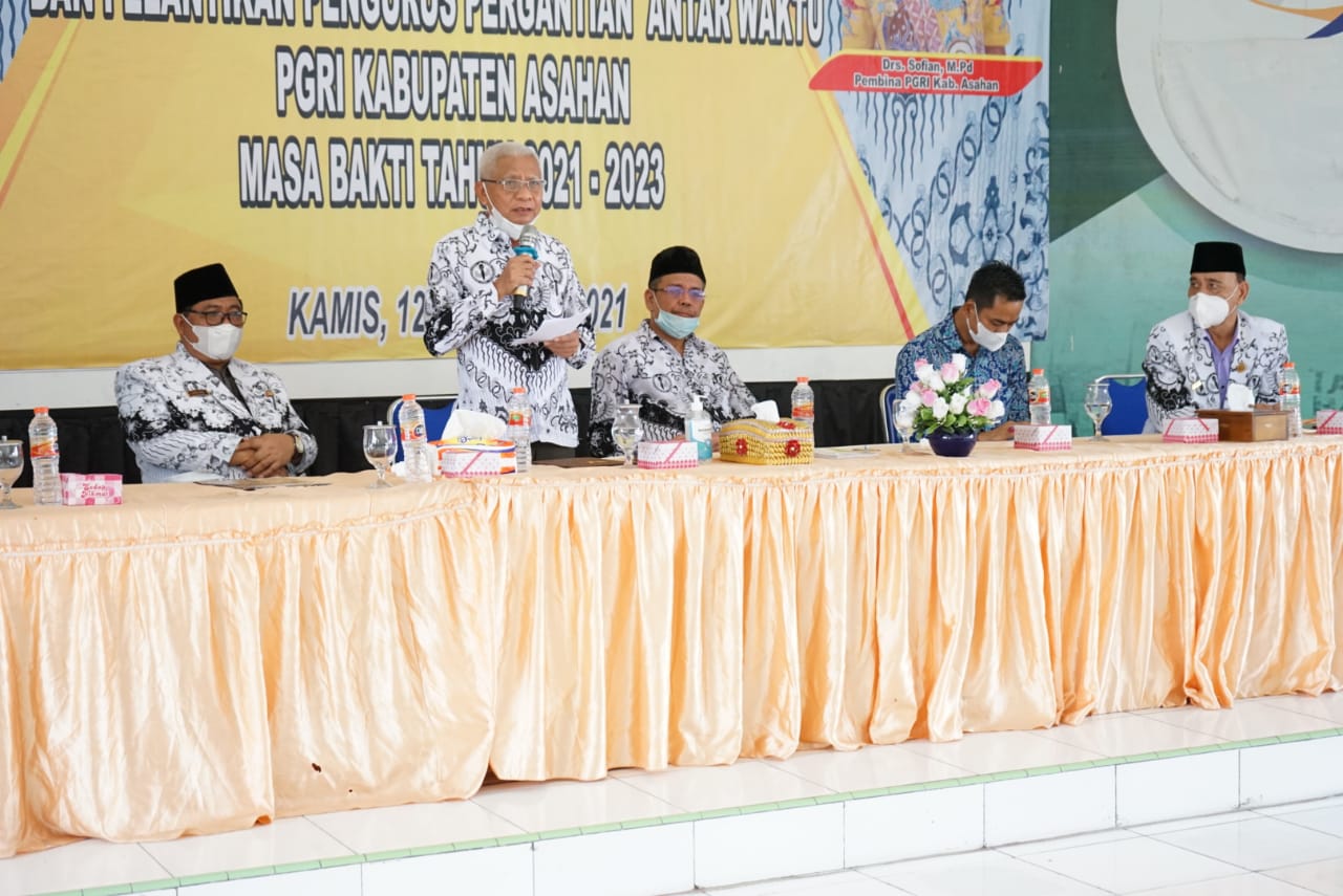 Bupati Asahan H Surya BSc menghadiri Konkablub PGRI serta pelantikan PAW masa bakti tahun 2021-2023 di Aula SKB Dinas Pendidikan.