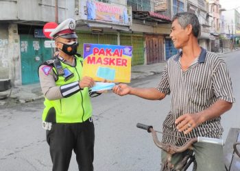 Cegah Penyebaran Covid-19, Sat Lantas Polres Tanjungbalai Bagikan Masker Secara Gratis