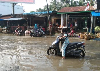 Akibat Parit Tersumbat, Air Hujan Banjiri Jalan Penghubung Kisaran – Tanjungbalai