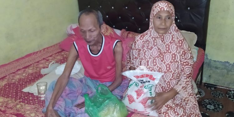 Pasangan suami istri, Jasman dan Darmi menerima bantuan sembako dari PD IWO Asahan - Batubara.