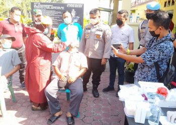 Kapolsek Kota Kisaran Manfaatkan Jasa Abang Penarik Beca Antar Bansos ke Warga Penerima