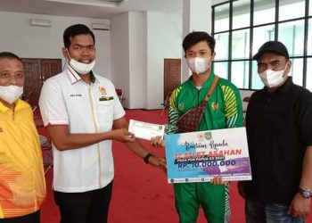 Atlet asal Kabupaten Asahan yang akan bertanding di PON Papua menerima bantuan dari Pengurus KONI Asahan.