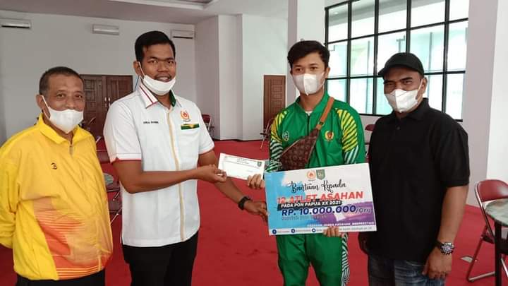 Atlet asal Kabupaten Asahan yang akan bertanding di PON Papua menerima bantuan dari Pengurus KONI Asahan.
