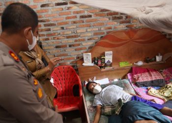 Didampingi Camat, Kapolres Asahan Berikan Tali Asih Kepada Penderita Tumor Kaki