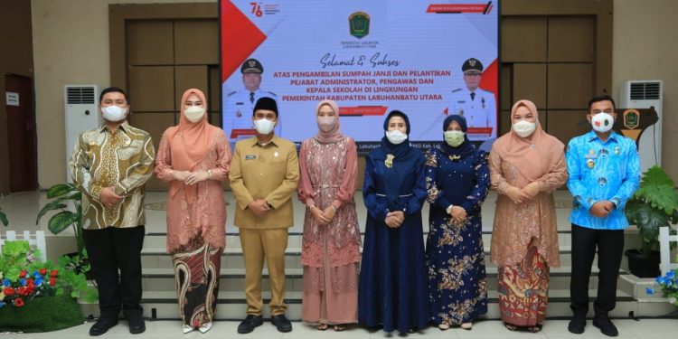 Fazrinsyah Putra, foto bersama Bupati Labuhanbatu Utara, Hendriyanto Sitorus SE MM dan Wabup, H Samsul Tanjung ST MH, usai dilantik sebagai Kabag Kesra.
Foto: Richard Silaban