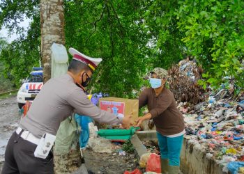 Sat Lantas Polres Tanjungbalai Bagikan Sembako Pada Pemulung dan Petani