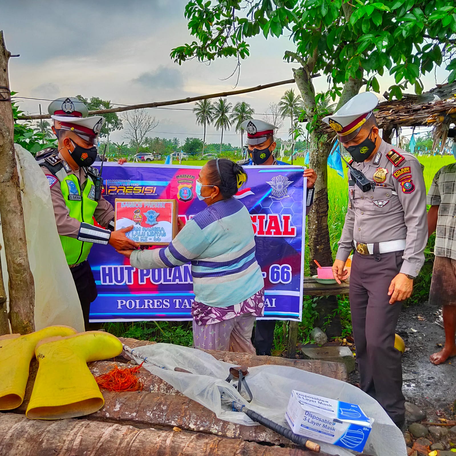 Sat Lantas Polres Tanjungbalai Bagikan Sembako Pada Pemulung dan Petani