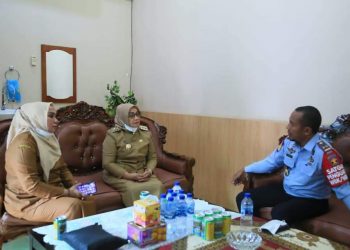 (Budi/taslabnews) Wakil Bupati Hj. Ellya Rosa Siregar, S.Pd, M.M, saat bertemu Kalapas Rantauprapat Jayanta.