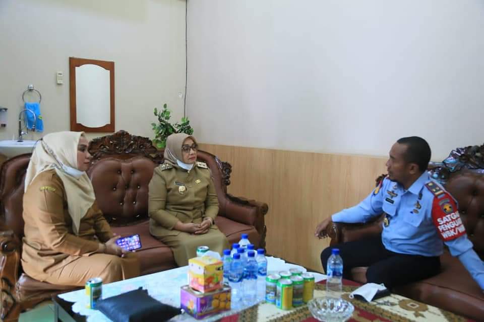 (Budi/taslabnews) Wakil Bupati Hj. Ellya Rosa Siregar, S.Pd, M.M, saat bertemu Kalapas Rantauprapat Jayanta.