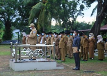 (Budi/taslabnews) Bupati Labuhanbatu Erik Atrada Ritonga saat memimpin Apel gabungan ASN.